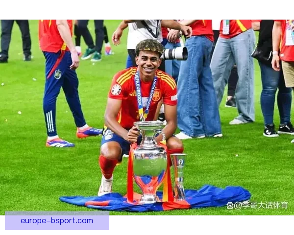 2025年西甲颁奖典礼亚马尔包揽最佳新人和最具影响力球员双冠荣誉